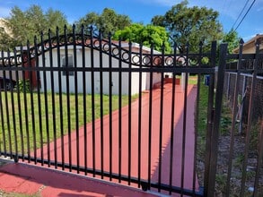 1646 NE 150th ST in Miami, FL - Foto de edificio - Building Photo