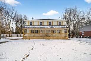 10 Derry Ln in Latham, NY - Building Photo