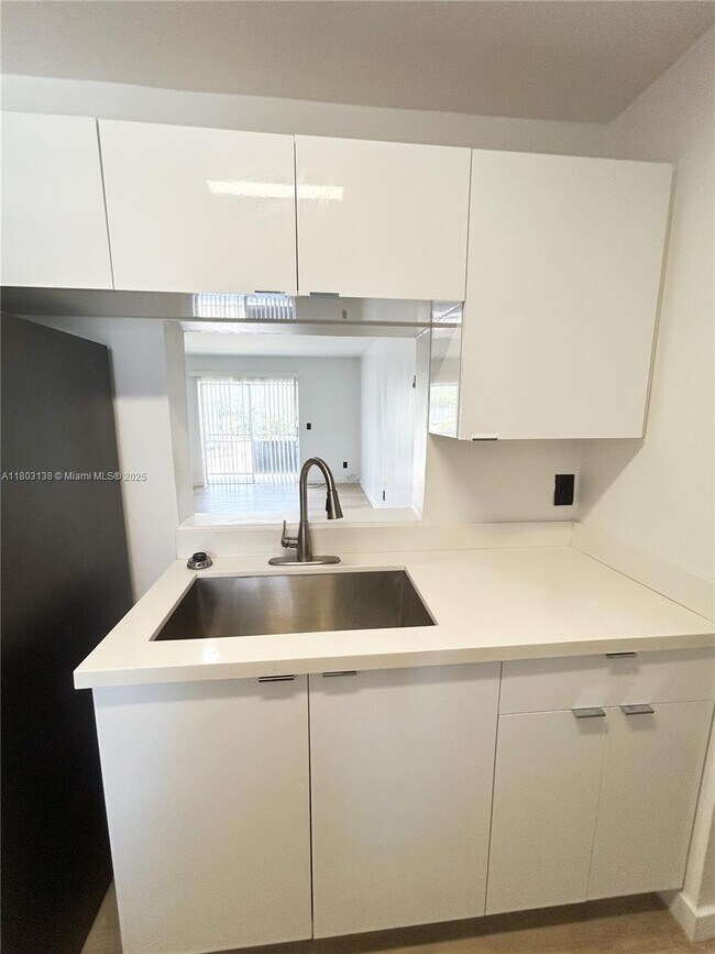 888 NE 132nd St in North Miami, FL - Foto de edificio - Building Photo