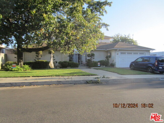 5230 Los Caballeros Way in Los Angeles, CA - Building Photo - Building Photo