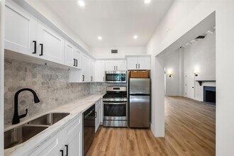 2411 Biscayne Blvd, Unit 2 in Miami, FL - Building Photo - Building Photo