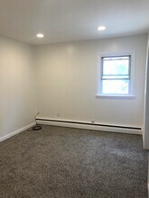 67 Bertolotto Ave, Unit 2 in Little Ferry, NJ - Foto de edificio - Building Photo