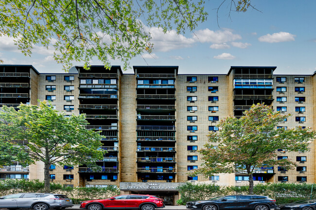 Queens Center Plaza in Elmhurst, NY - Foto de edificio - Building Photo