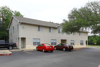 Post Oak Villas Apartments in San Marcos, TX - Building Photo - Building Photo