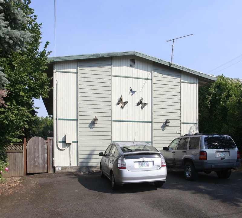 1543 SE Carlton St in Portland, OR - Building Photo