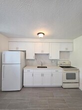 5626 Sixth Ave in Ft. Myers, FL - Foto de edificio - Building Photo