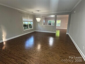 10921 Rousay Rd in Charlotte, NC - Foto de edificio - Building Photo