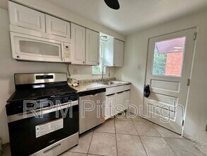 975 Elizabeth St in Pittsburgh, PA - Building Photo - Building Photo