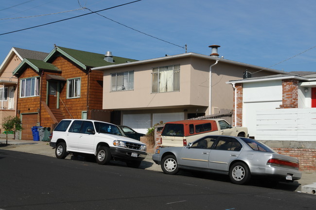 233 8th Ln in South San Francisco, CA - Building Photo - Building Photo