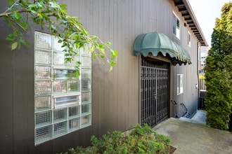 SL Skylark Apartments in Seattle, WA - Building Photo - Building Photo