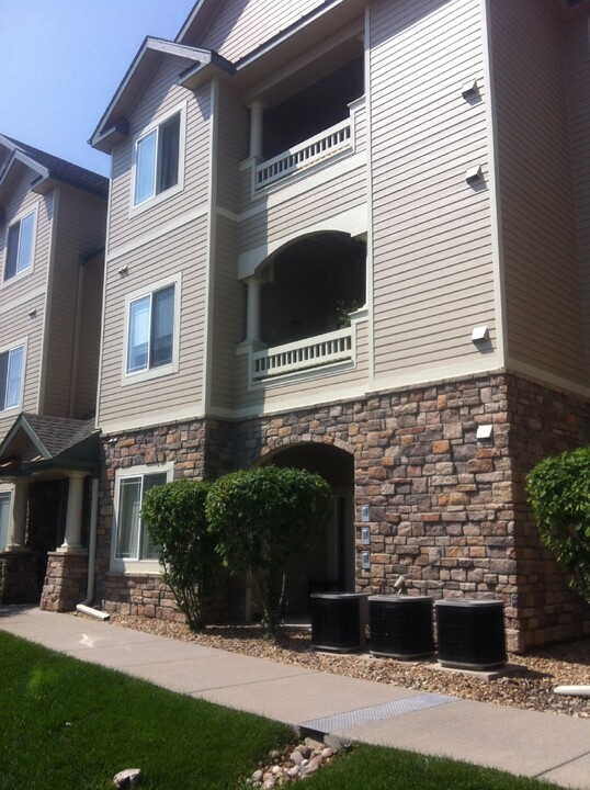 9390 W Chatfield Pl in Littleton, CO - Building Photo