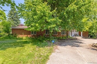 297 Vreeland Dr in Rochester Hills, MI - Foto de edificio - Building Photo