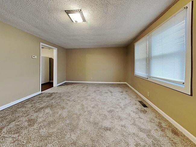 812 W Smith Valley Rd in Greenwood, IN - Foto de edificio - Building Photo