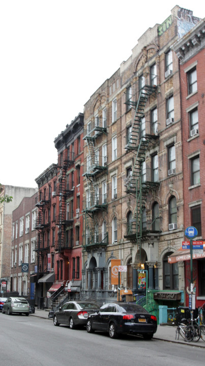 98 St Marks Pl in New York, NY - Building Photo
