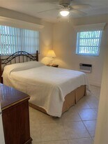 1050 SE 14th Pl, Unit 15B in Fort Lauderdale, FL - Building Photo