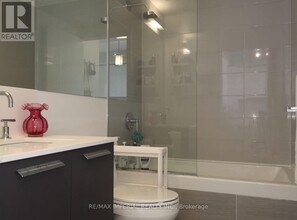 50 Charles St E in Toronto, ON - Building Photo - Building Photo