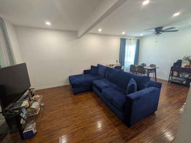 5652 Yolanda Ave, Unit #9