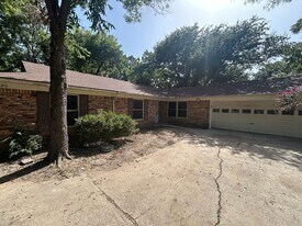 2820 Yorkshire St in Irving, TX - Building Photo