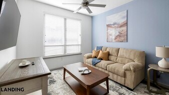 1001 S Center St in Arlington, TX - Building Photo