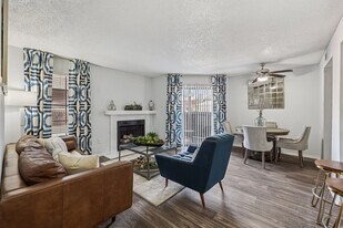 Creekside on the Green in Garland, TX - Building Photo