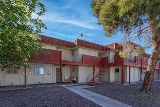5396 S Swenson St in Las Vegas, NV - Building Photo - Building Photo