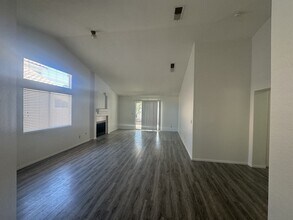 7397 Winterpine Ave in Las Vegas, NV - Foto de edificio - Building Photo