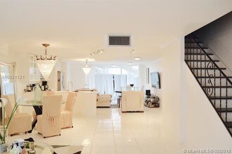 2204 NE 7th St-Unit -3 in Hallandale Beach, FL - Building Photo - Building Photo