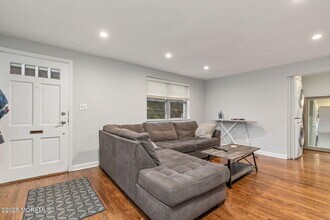 32 Manor Dr in Red Bank, NJ - Building Photo - Building Photo