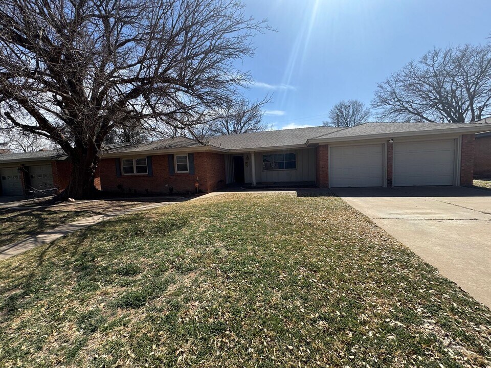 3807 57th St in Lubbock, TX - Building Photo