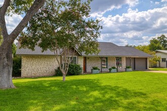 7107 Scenic Brook Dr in Austin, TX - Building Photo - Building Photo