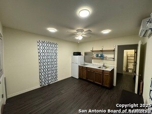 242 W Harlan Ave in San Antonio, TX - Building Photo