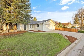 6379 N Forestiere Ave in Fresno, CA - Building Photo - Building Photo