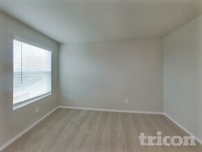 8902 Lamus Wheel in San Antonio, TX - Foto de edificio - Building Photo