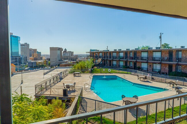 Diplomat Apartments in El Paso, TX - Foto de edificio - Building Photo