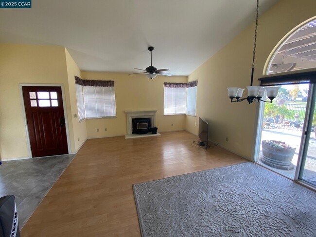 2339 Cherry Hills Dr in Discovery Bay, CA - Foto de edificio - Building Photo