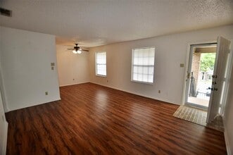 511 W Oak St in Weatherford, TX - Building Photo - Building Photo