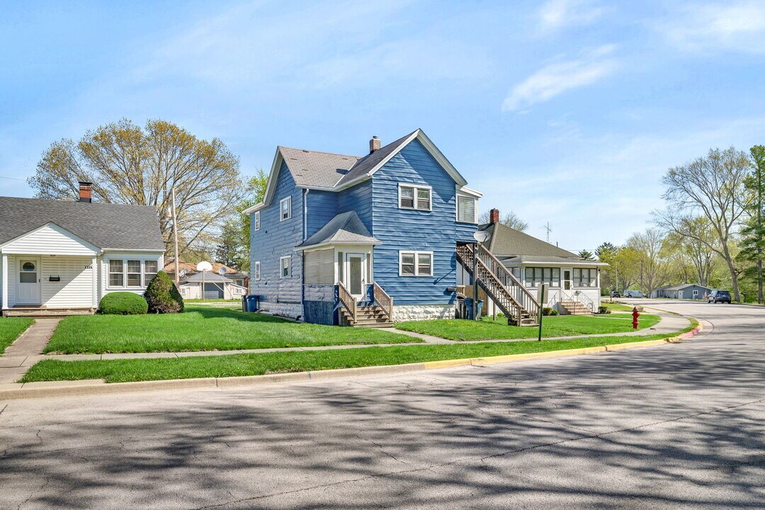 850 E Washington St in Morris, IL - Building Photo