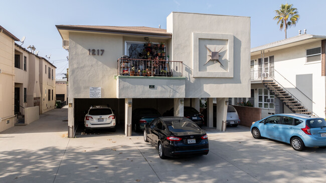 1217 S Orange Grove Ave in Los Angeles, CA - Building Photo - Building Photo