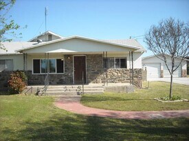 6832 E Harvey Ave in Fresno, CA - Building Photo