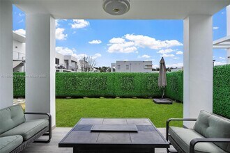 10330 NW 68th St in Doral, FL - Foto de edificio - Building Photo