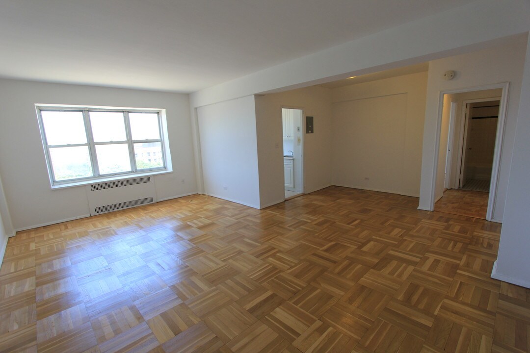65-61 Saunders St in Queens, NY - Building Photo