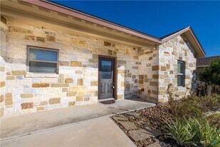 132 Navarro Xing in Seguin, TX - Building Photo