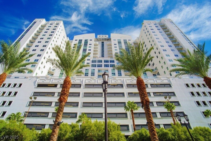 150 Las Vegas Blvd N in Las Vegas, NV - Building Photo