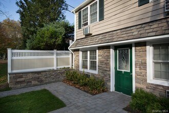 140 Orinoco Dr in Brightwaters, NY - Building Photo - Building Photo