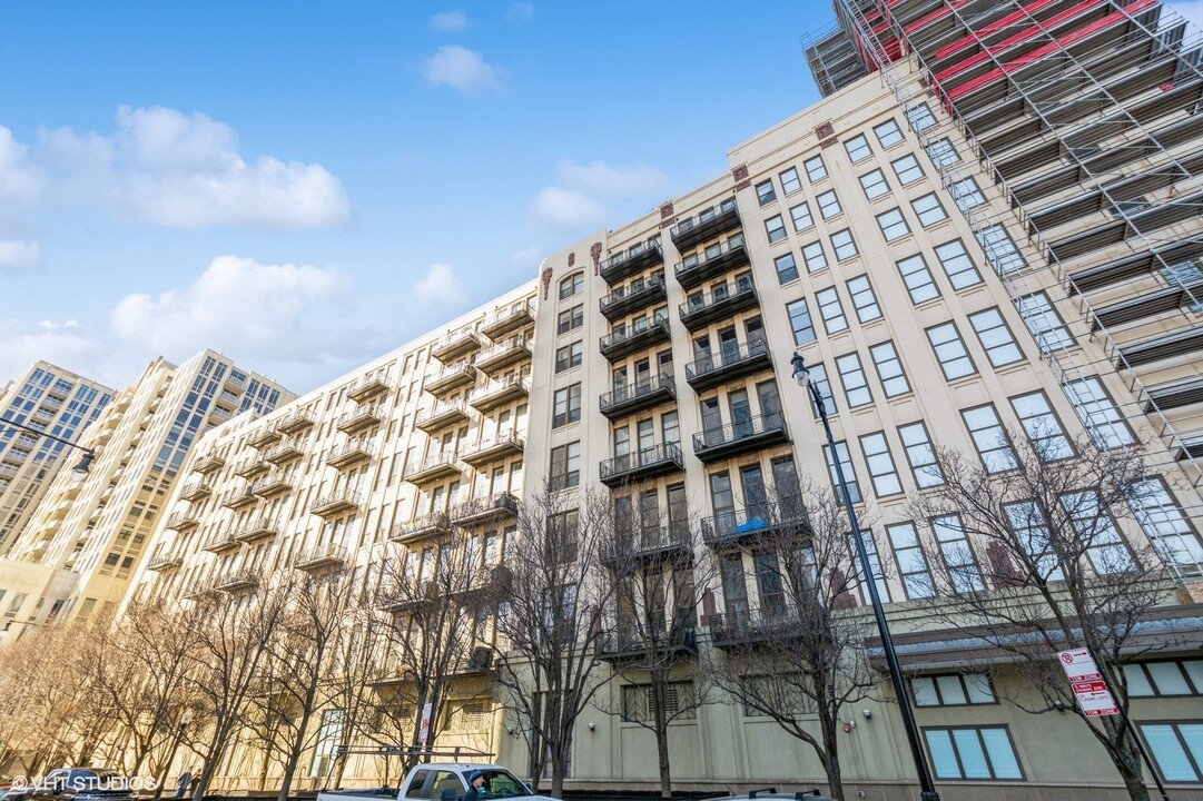 758 N Larrabee St in Chicago, IL - Building Photo