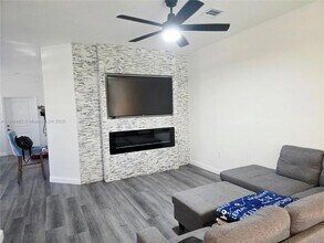 13130 SW 232nd Ter in Princeton, FL - Foto de edificio - Building Photo