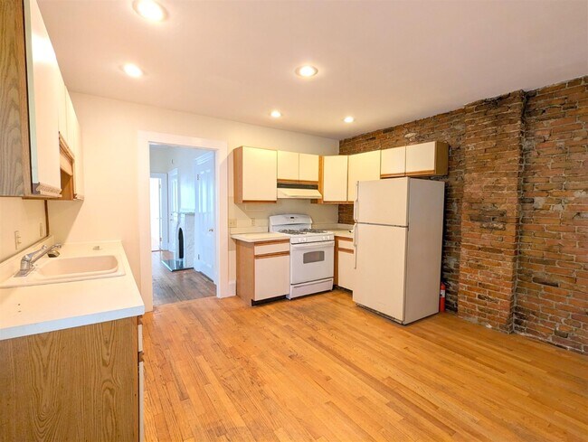 17 Howe St in Somerville, MA - Building Photo - Building Photo