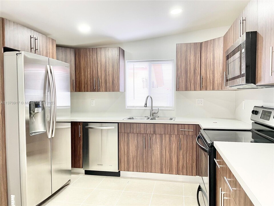 430 NW 51st Ave-Unit -Front in Miami, FL - Building Photo