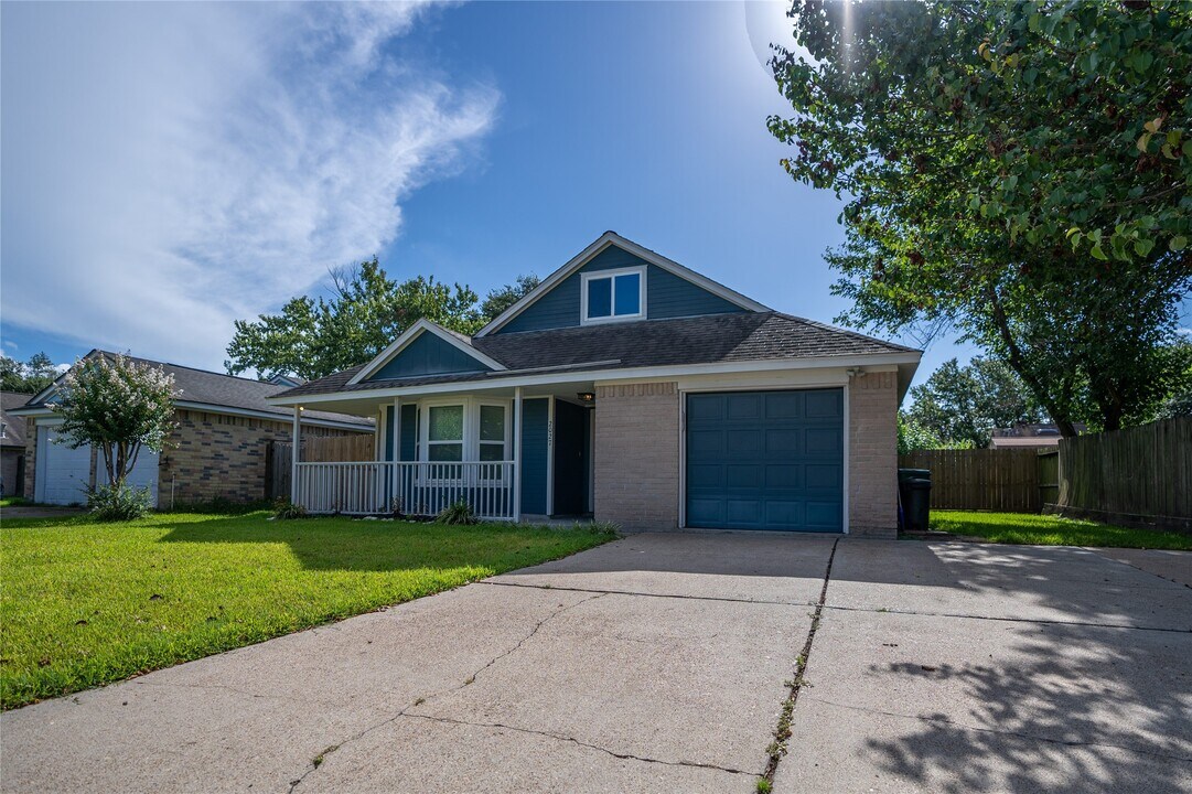 2027 Alabama St in Pasadena, TX - Building Photo