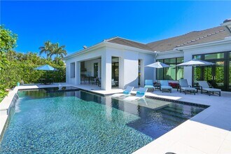 3123 Crayton Rd in Naples, FL - Foto de edificio - Building Photo